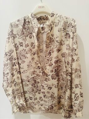 Massimo Alba blouse. 
Made in Italy. 100% silk, ivory & grey design.
Size L.